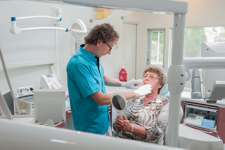 Behnadeling door implantoloog