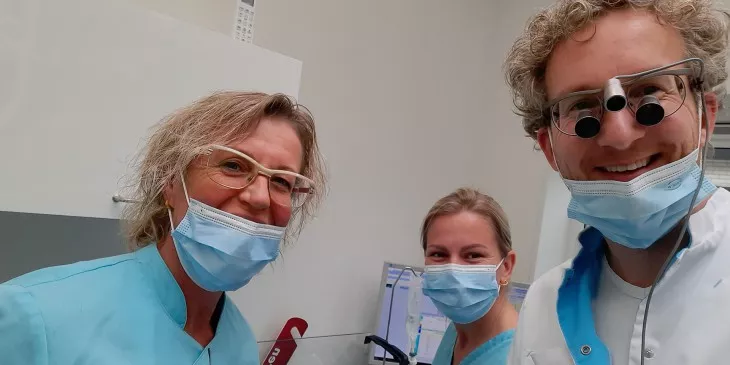 De implantoloog en twee vaste assistentes